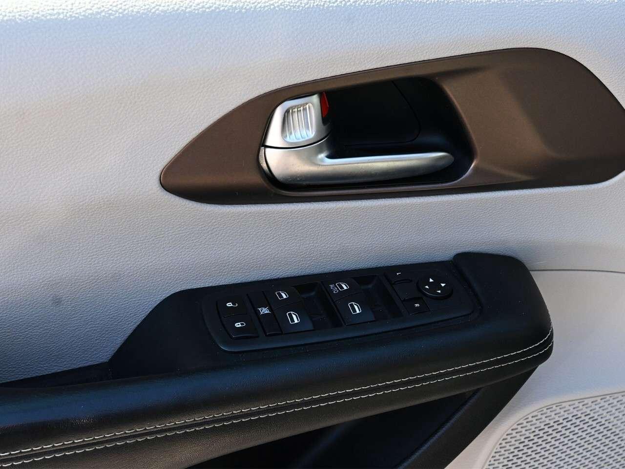 2020 Chrysler Pacifica L FWD Photo