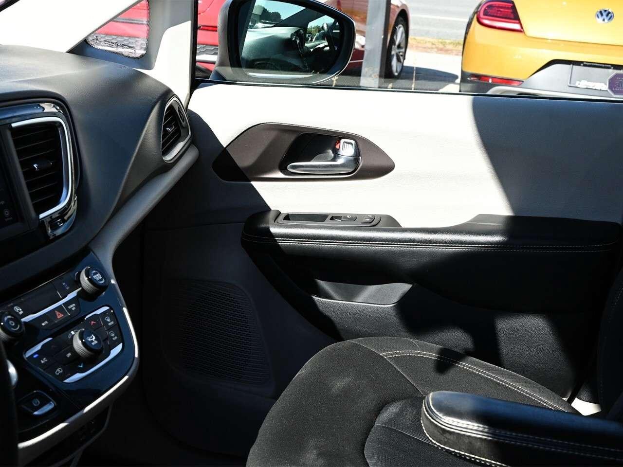 2020 Chrysler Pacifica L FWD Photo