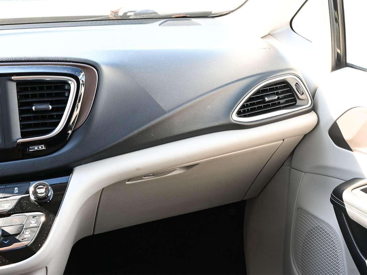 2020 Chrysler Pacifica L FWD Photo
