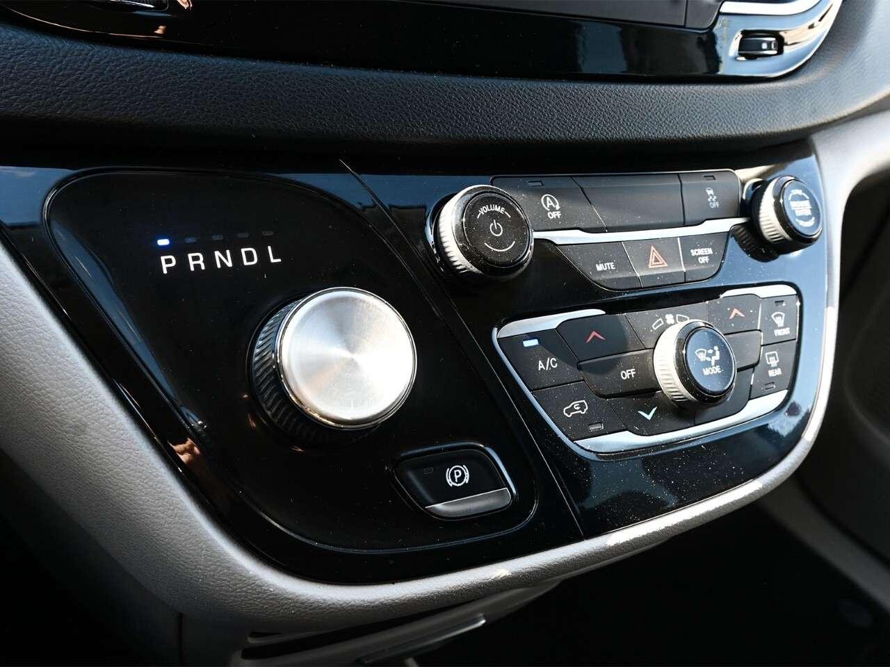 2020 Chrysler Pacifica L FWD Photo
