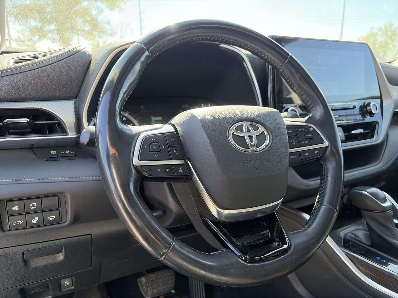 2020 Toyota Highlander Limited Platinum AWD FINANCED PRICE ADVERTISED   PANO SUNROOF   HEAT/CENT SEATS   DRIVER SEAT MEMORY   LEATHER   7-PASS Photo