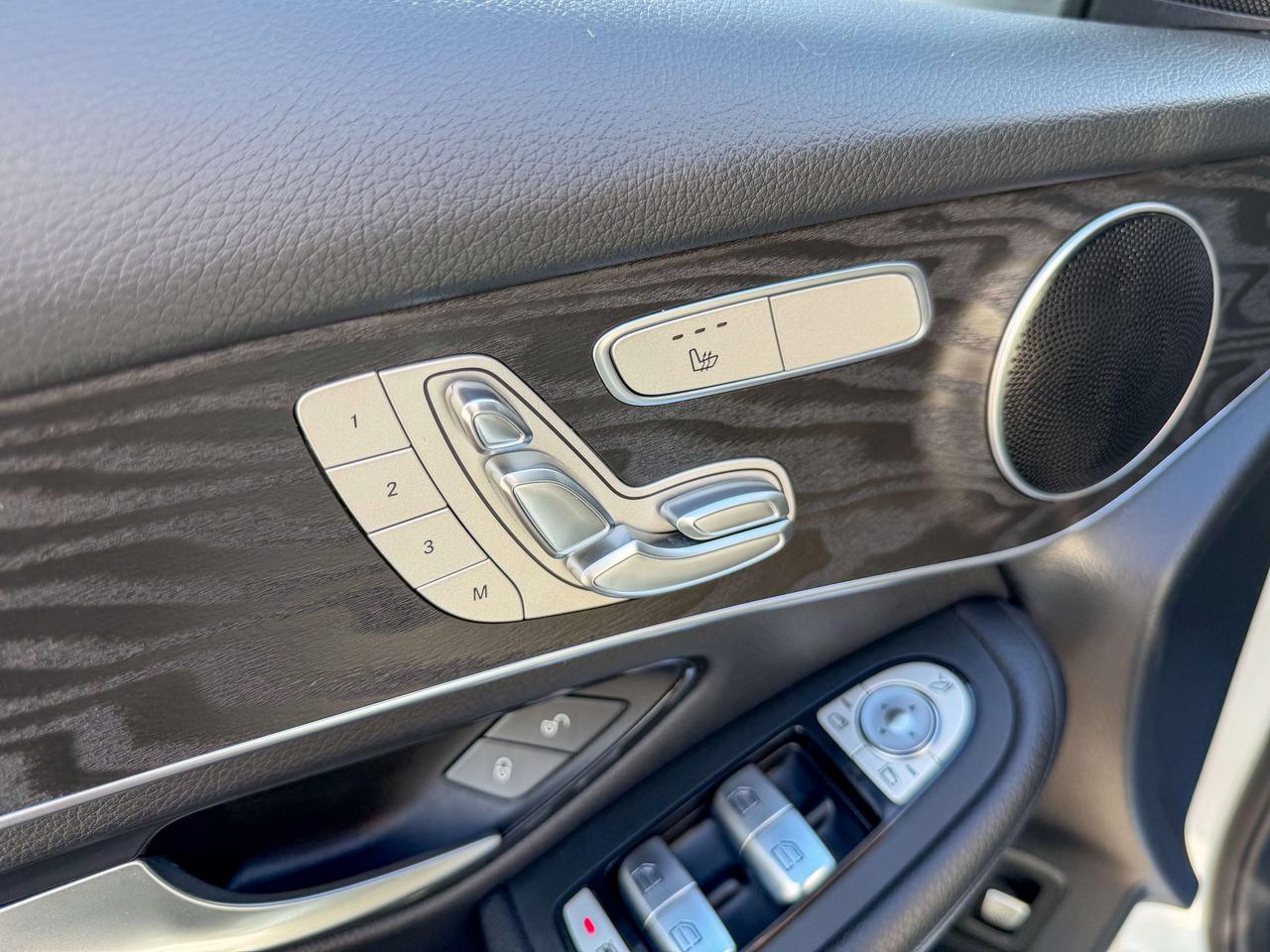 2020 Mercedes-Benz GLC GLC 300/BSM/NAVI/CAMERA/ROOF/APPLE CARPLAY/2.0L Photo