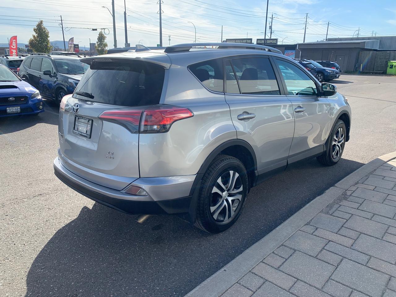 2017 Toyota RAV4 LE 4dr All-wheel Drive Photo4