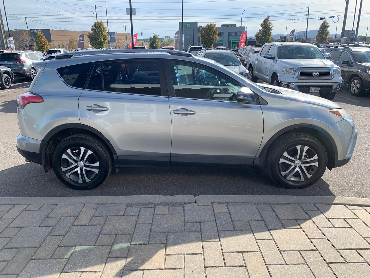2017 Toyota RAV4 LE 4dr All-wheel Drive Photo3