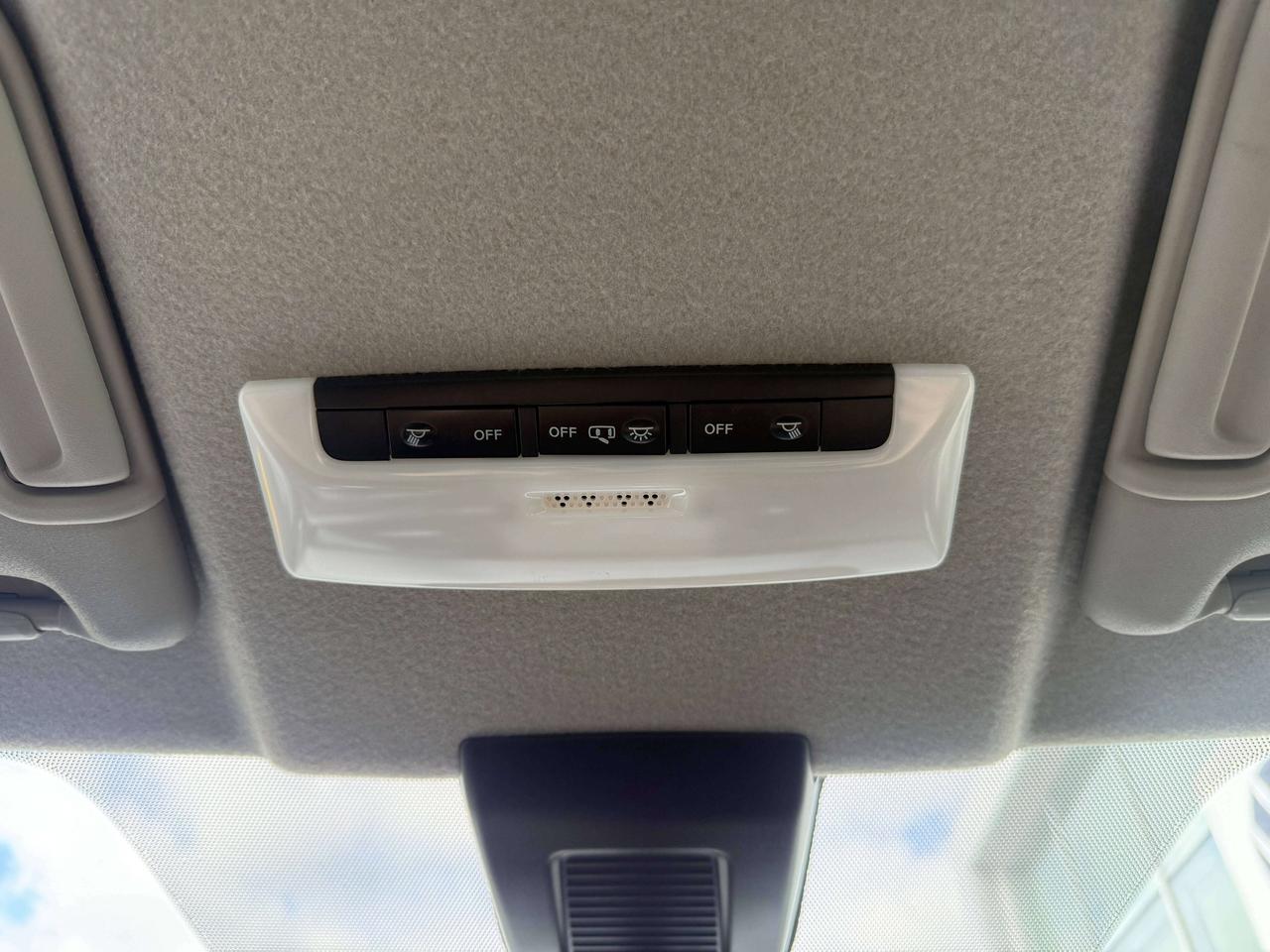 2024 Nissan Kicks SR Photo