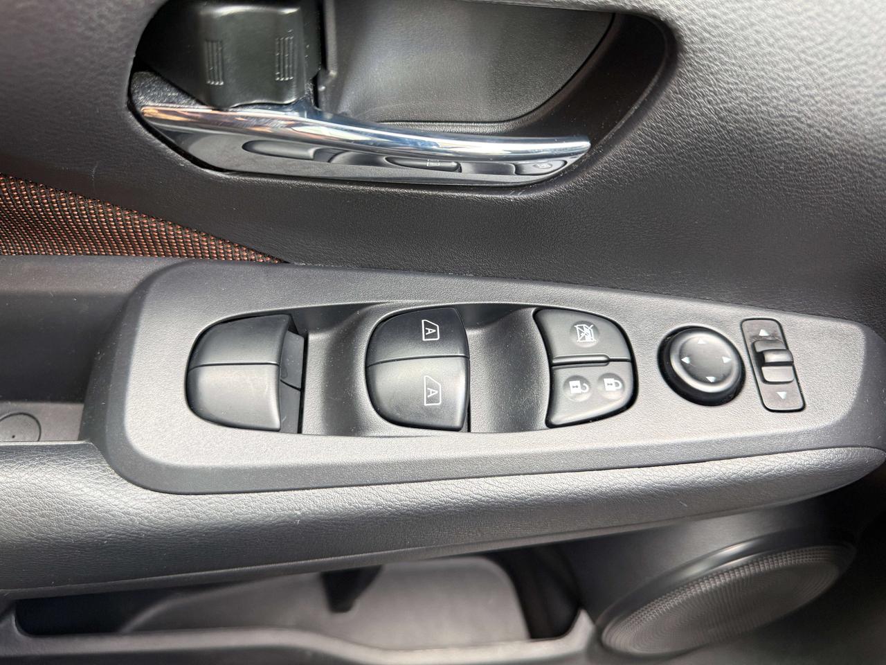 2024 Nissan Kicks SR Photo
