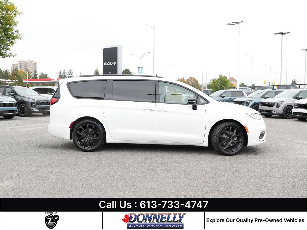 2025 Chrysler Pacifica Limited FWD Photo1