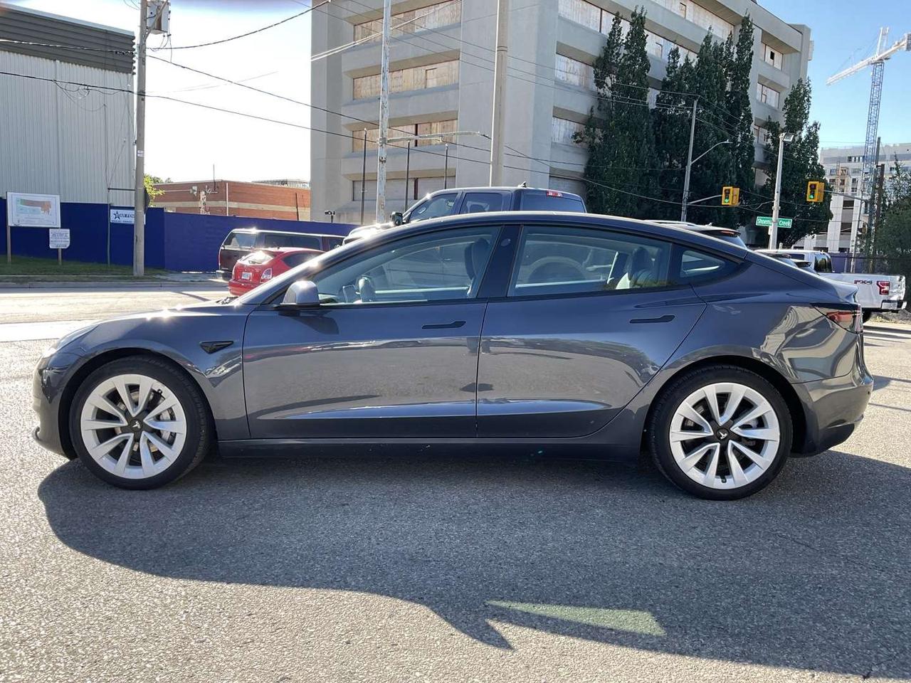 2022 Tesla Model 3 Standard Range - LEATHER! NAV! CAMERAS! EV RATES! Photo