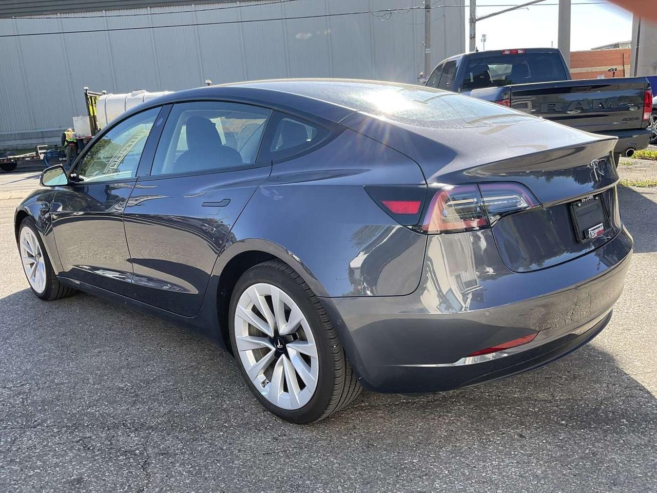 2022 Tesla Model 3 Standard Range - LEATHER! NAV! CAMERAS! EV RATES! Photo