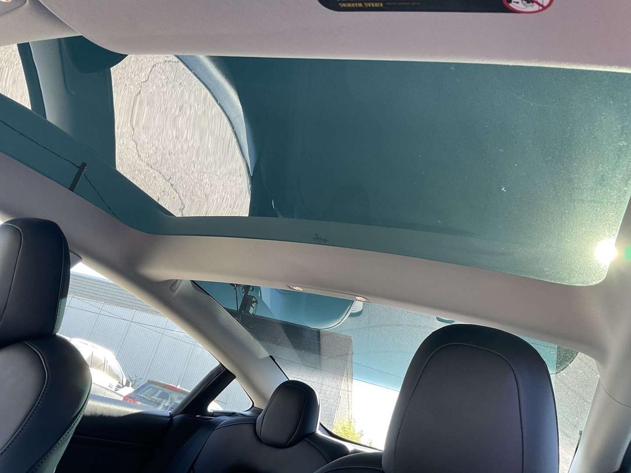 2022 Tesla Model 3 Standard Range - LEATHER! NAV! CAMERAS! EV RATES! Photo
