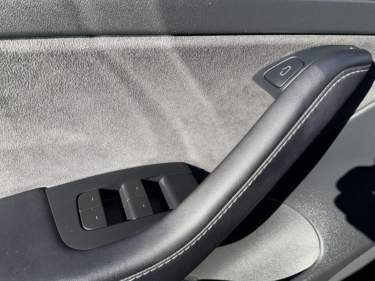 2022 Tesla Model 3 Standard Range - LEATHER! NAV! CAMERAS! EV RATES! Photo