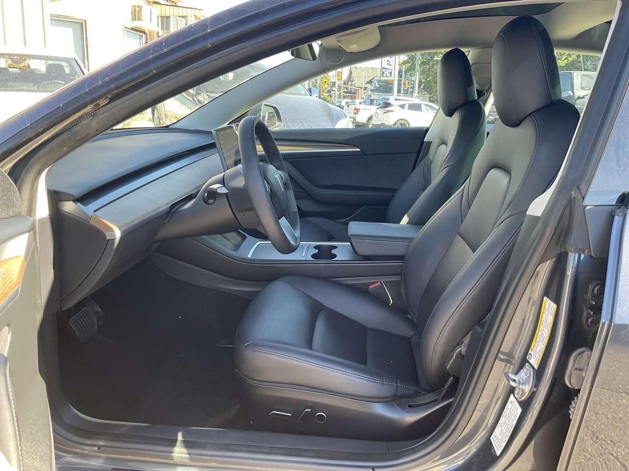 2022 Tesla Model 3 Standard Range - LEATHER! NAV! CAMERAS! EV RATES! Photo