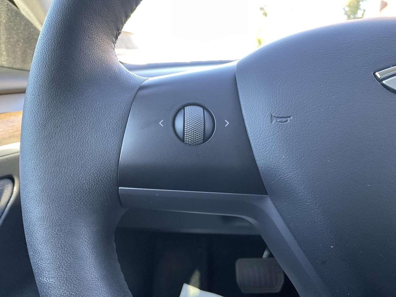 2022 Tesla Model 3 Standard Range - LEATHER! NAV! CAMERAS! EV RATES! Photo