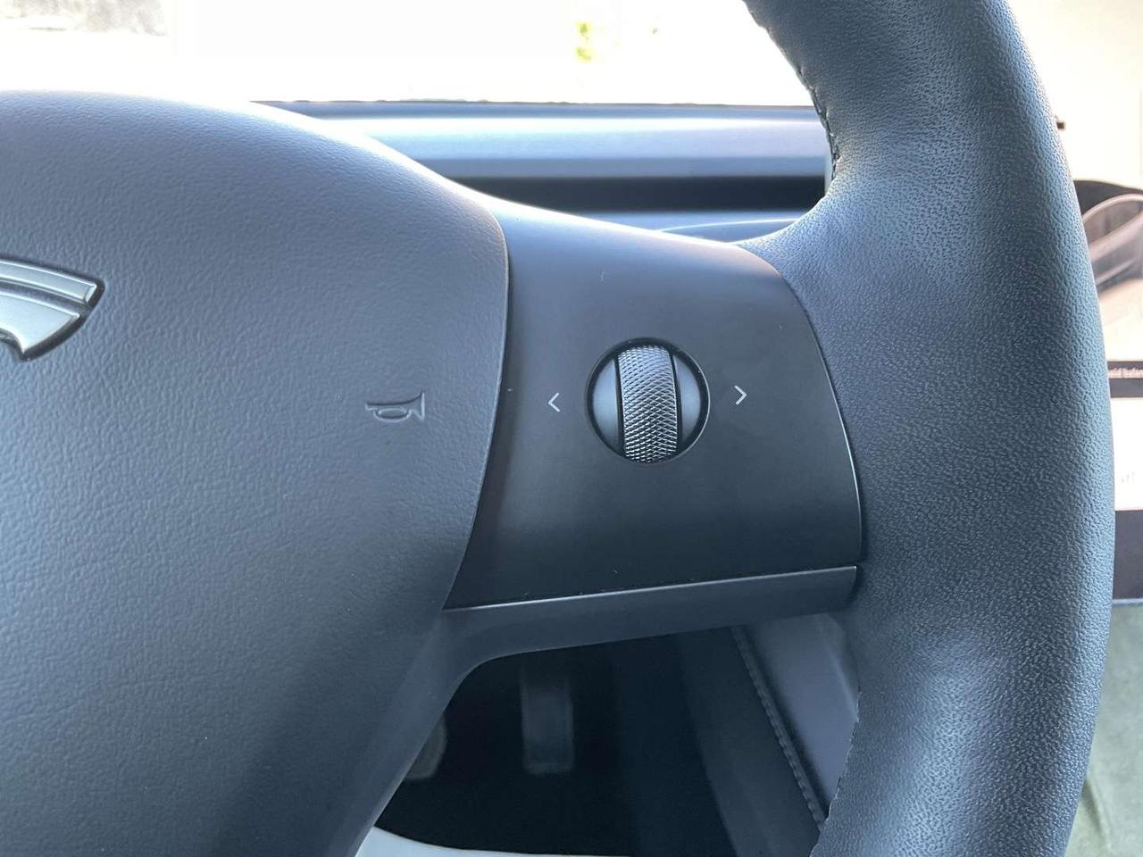 2022 Tesla Model 3 Standard Range - LEATHER! NAV! CAMERAS! EV RATES! Photo