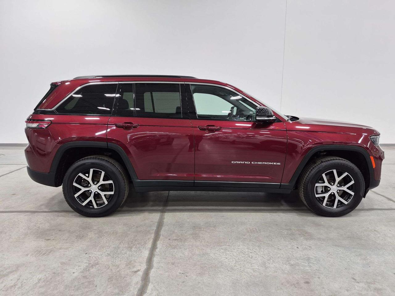2024 Jeep Grand Cherokee Limited 4x4, Back Up Cam, Navi, Heated Seats! Photo