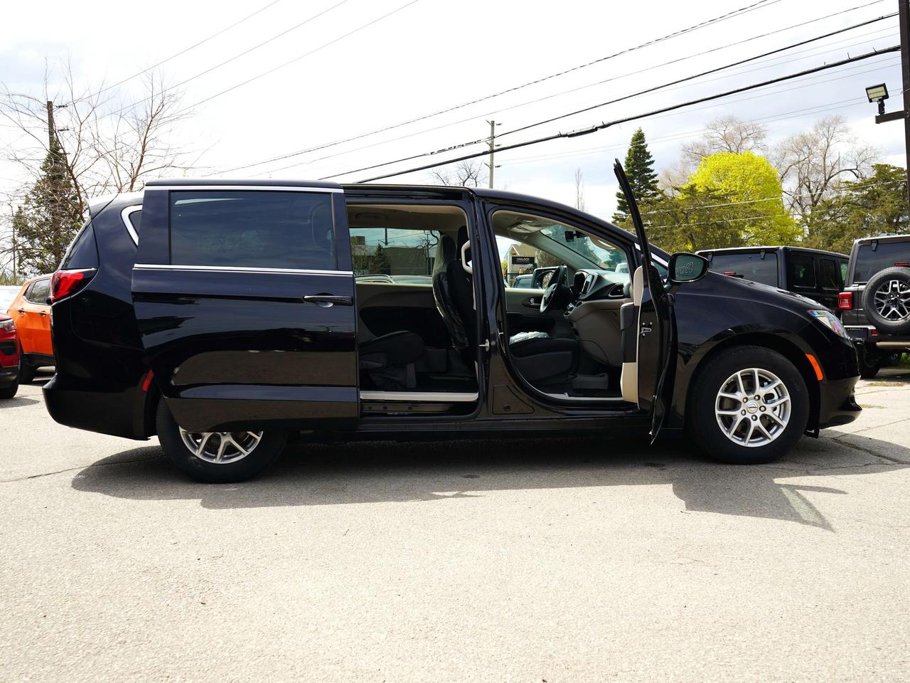 2024 Chrysler Grand Caravan SXT, 3.6L, 7 SEATER Photo