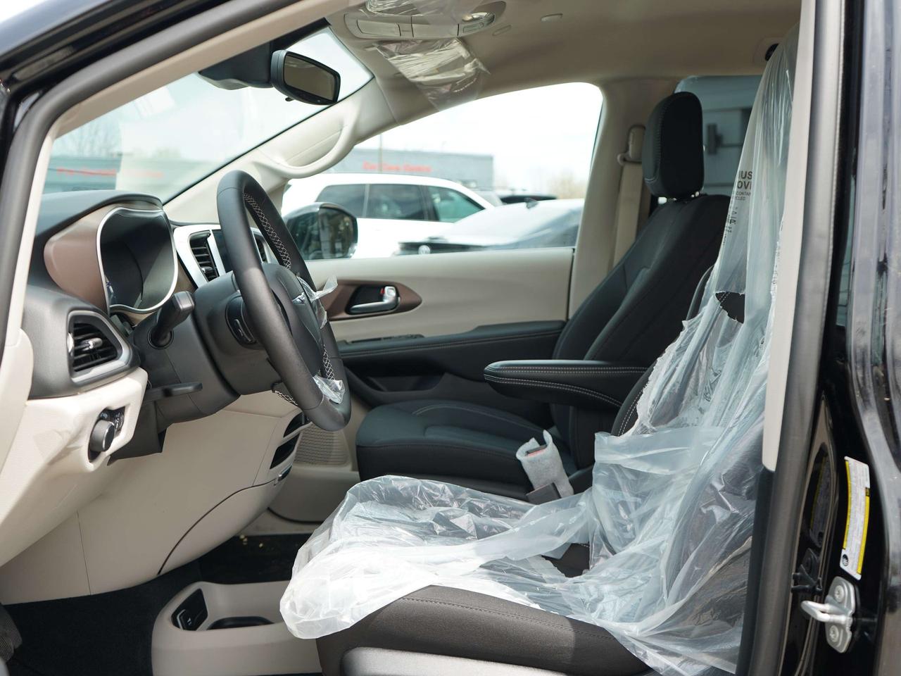 2024 Chrysler Grand Caravan SXT, 3.6L, 7 SEATER Photo