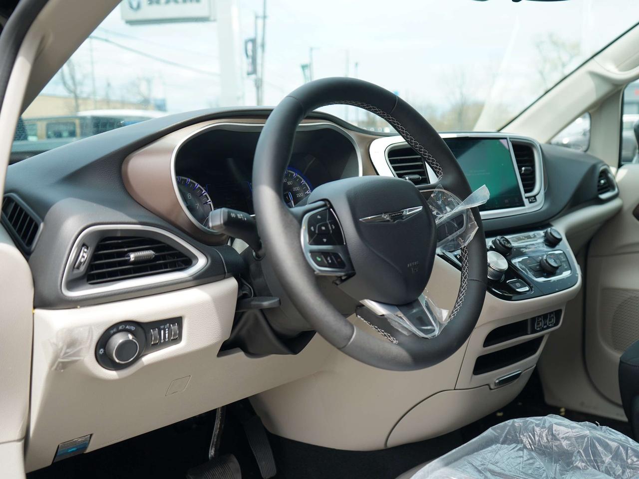 2024 Chrysler Grand Caravan SXT, 3.6L, 7 SEATER Photo