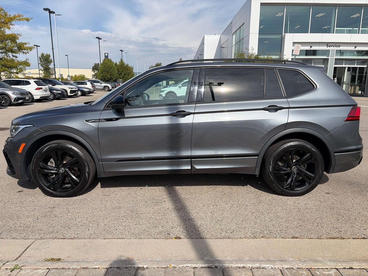 2023 Volkswagen Tiguan Comfortline R-Line Black Edition Photo5