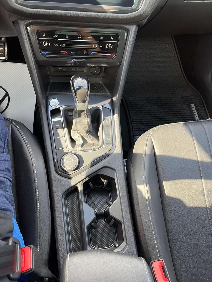 2023 Volkswagen Tiguan Comfortline R-Line Black Edition Photo