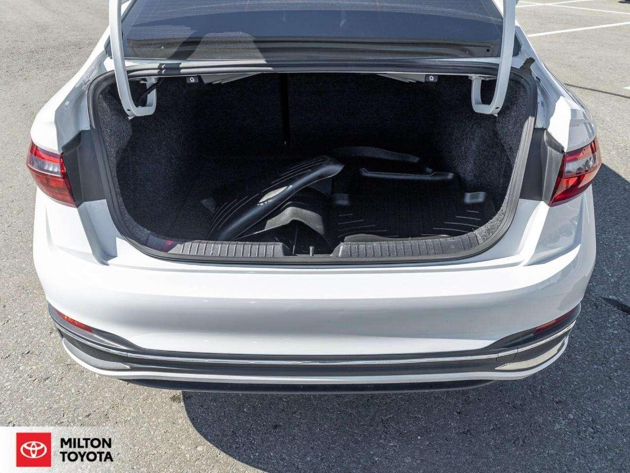 2022 Volkswagen Jetta LEATHER SUNROOF CARPLAY ANDROID AUTO VENTILATED SEATS NAVIGATION ONE OWNER Highline Photo