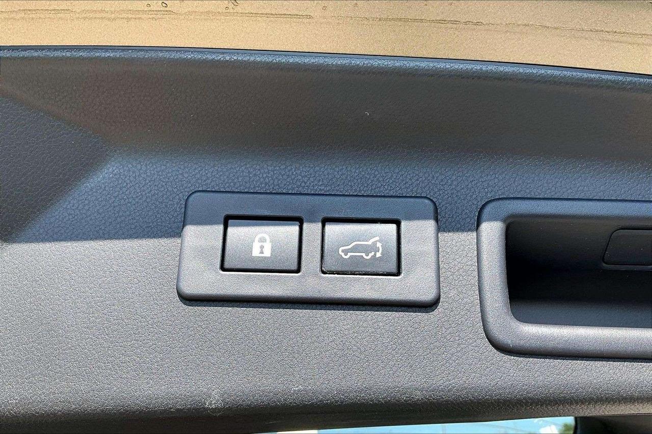 2025 Subaru Forester Navigation   Leather   Sunroof   CarPlay/Android A Photo