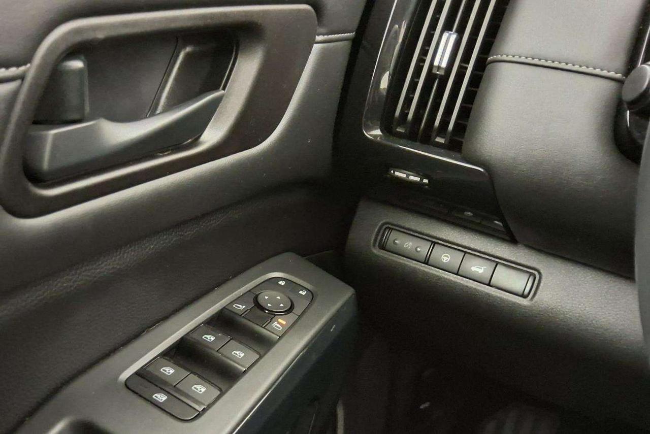 2024 Nissan Pathfinder SV Photo