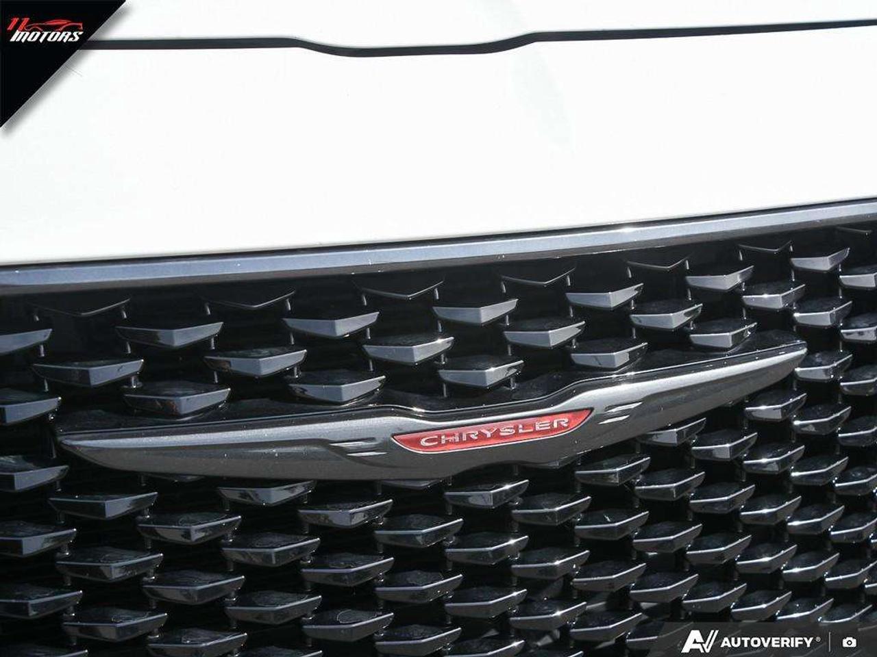 2022 Chrysler 300 300S AWD Photo