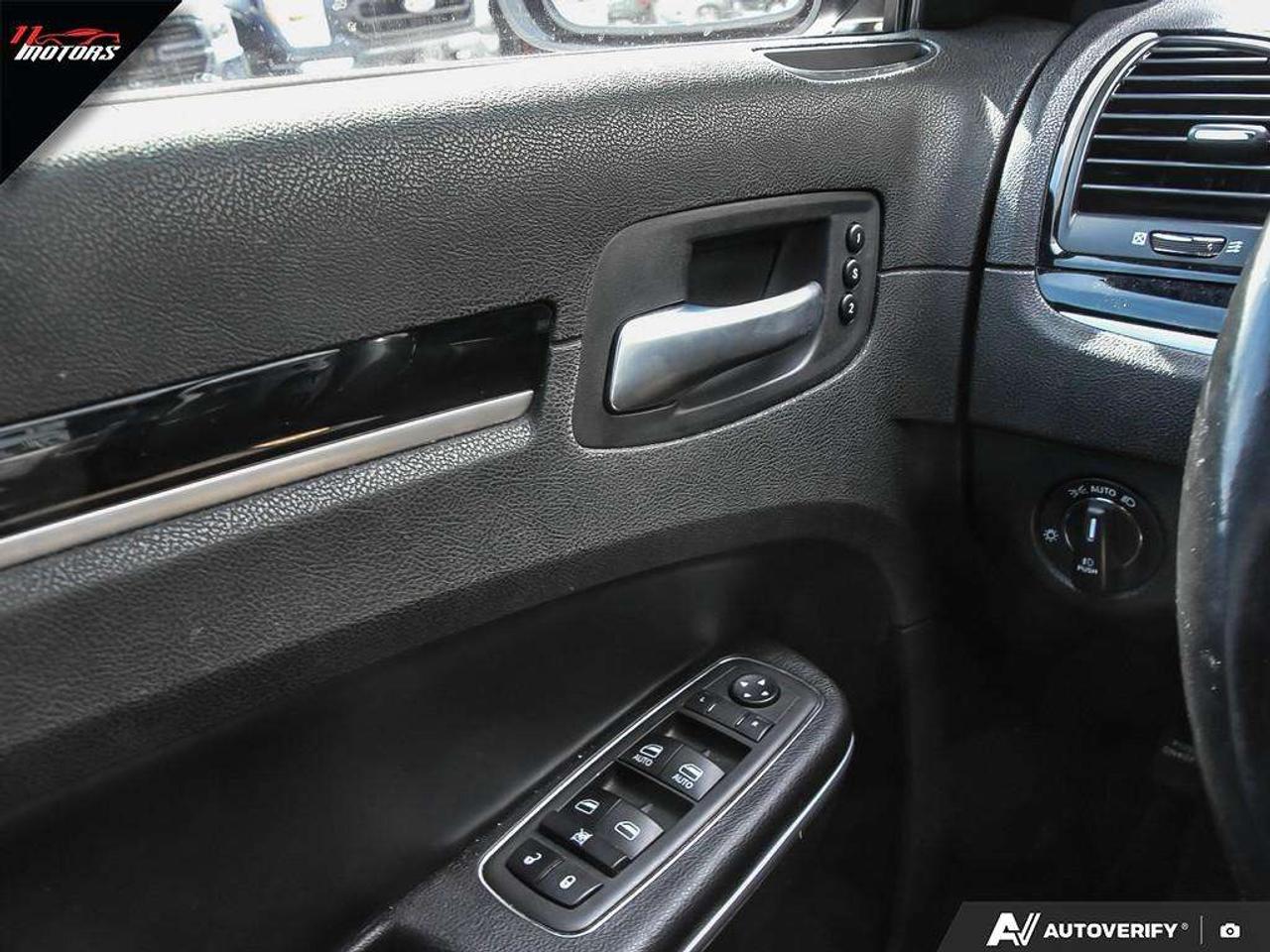 2022 Chrysler 300 300S AWD Photo