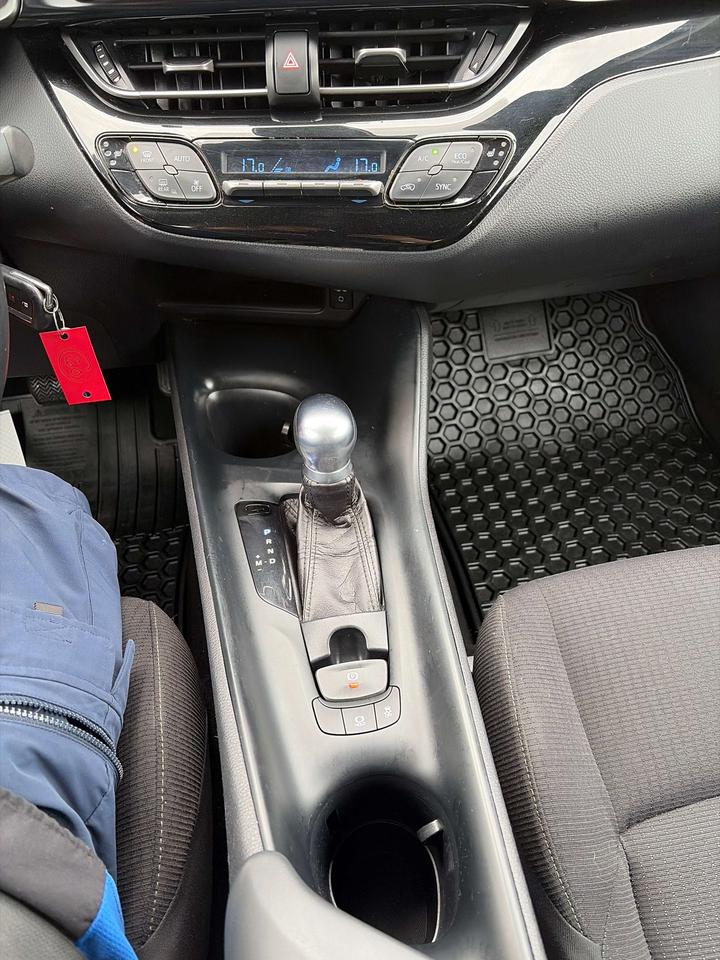 2018 Toyota C-HR XLE Photo