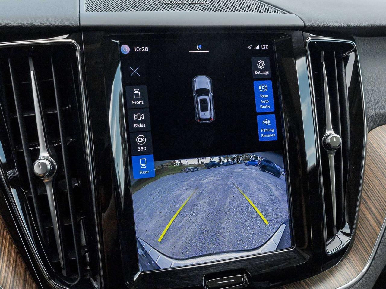 2023 Volvo XC60 PLUS DARK THEME^Harman Kardon^New Brakes Photo