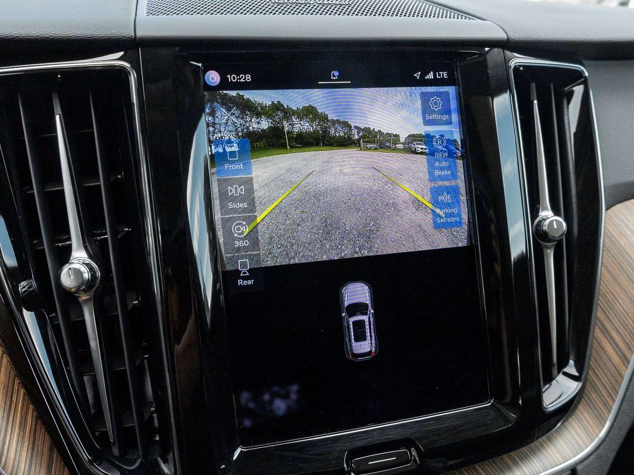2023 Volvo XC60 PLUS DARK THEME^Harman Kardon^New Brakes Photo