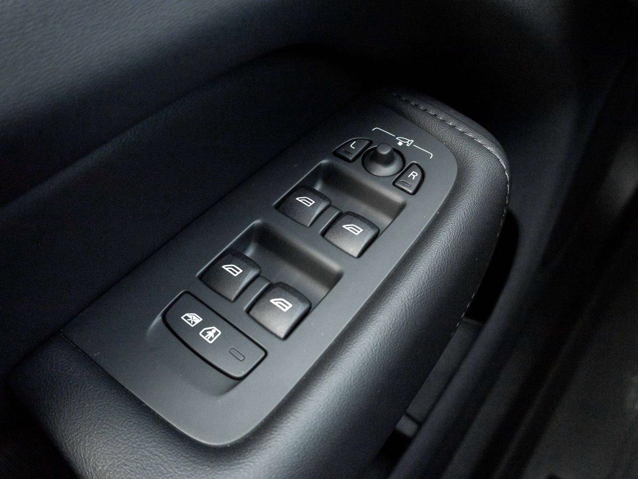 2023 Volvo XC60 PLUS DARK THEME^Harman Kardon^New Brakes Photo