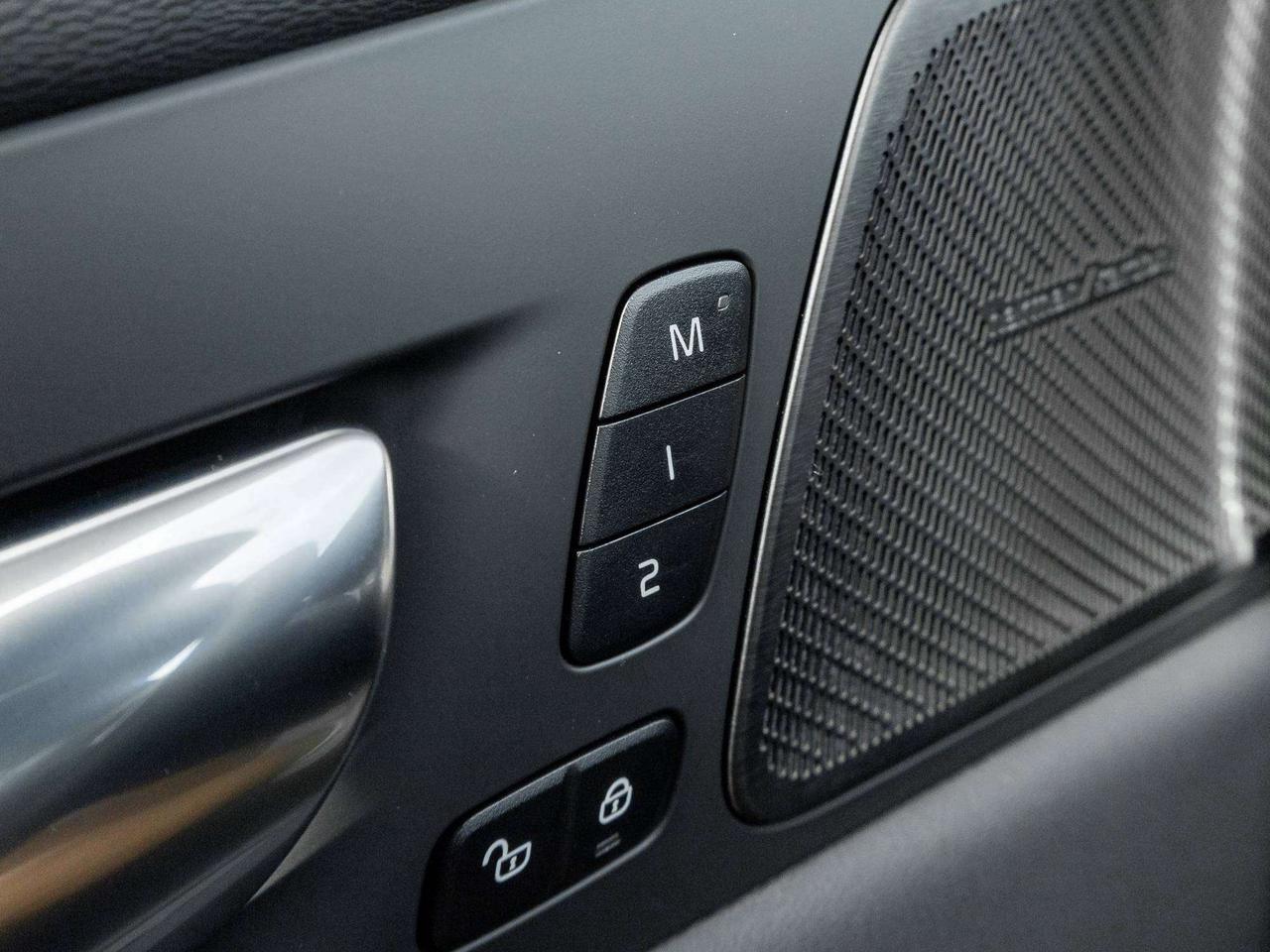 2023 Volvo XC60 PLUS DARK THEME^Harman Kardon^New Brakes Photo