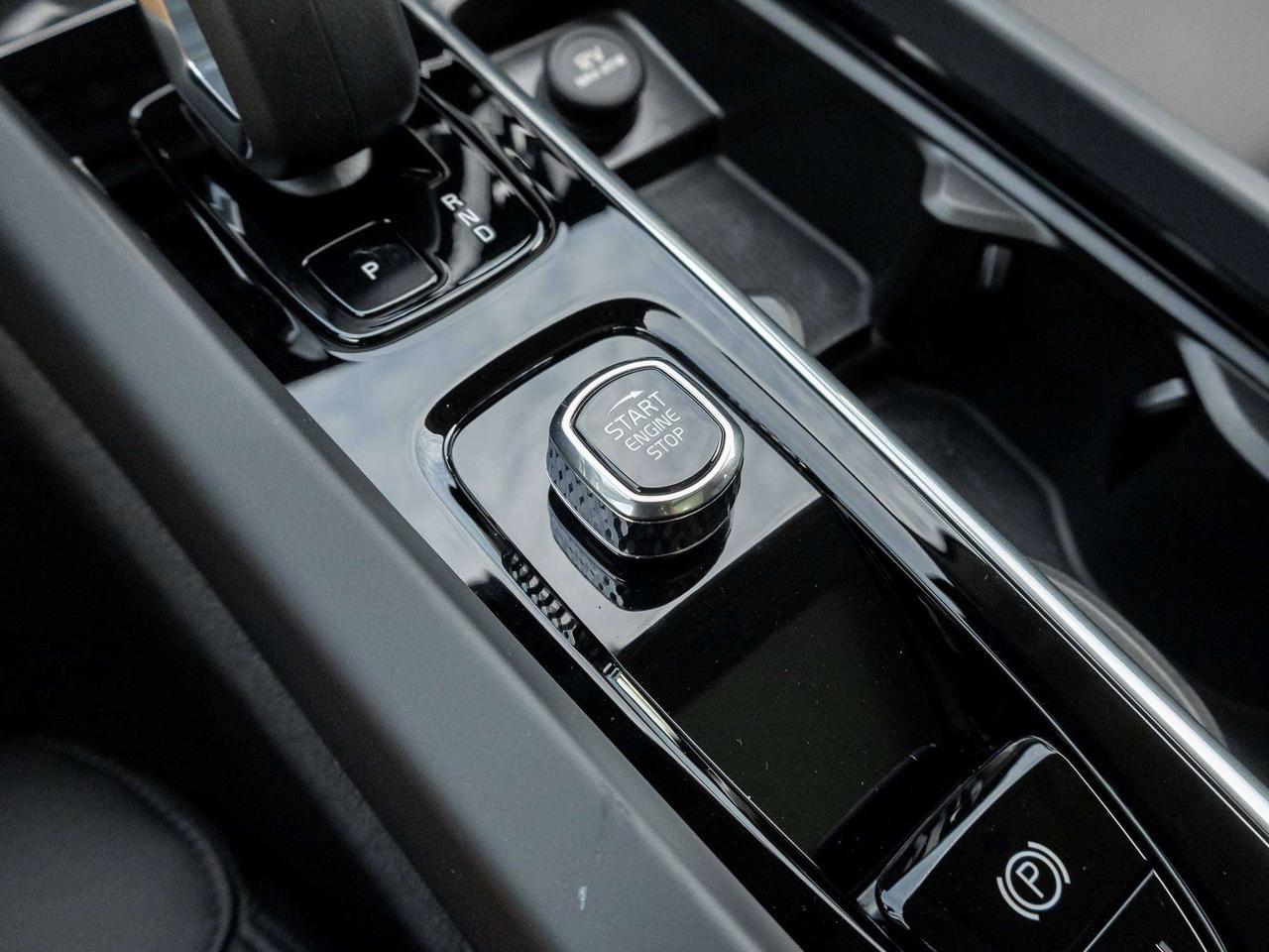 2023 Volvo XC60 PLUS DARK THEME^Harman Kardon^New Brakes Photo