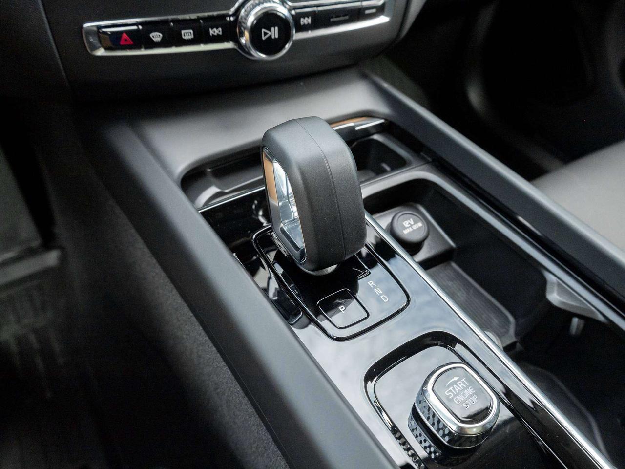 2023 Volvo XC60 PLUS DARK THEME^Harman Kardon^New Brakes Photo