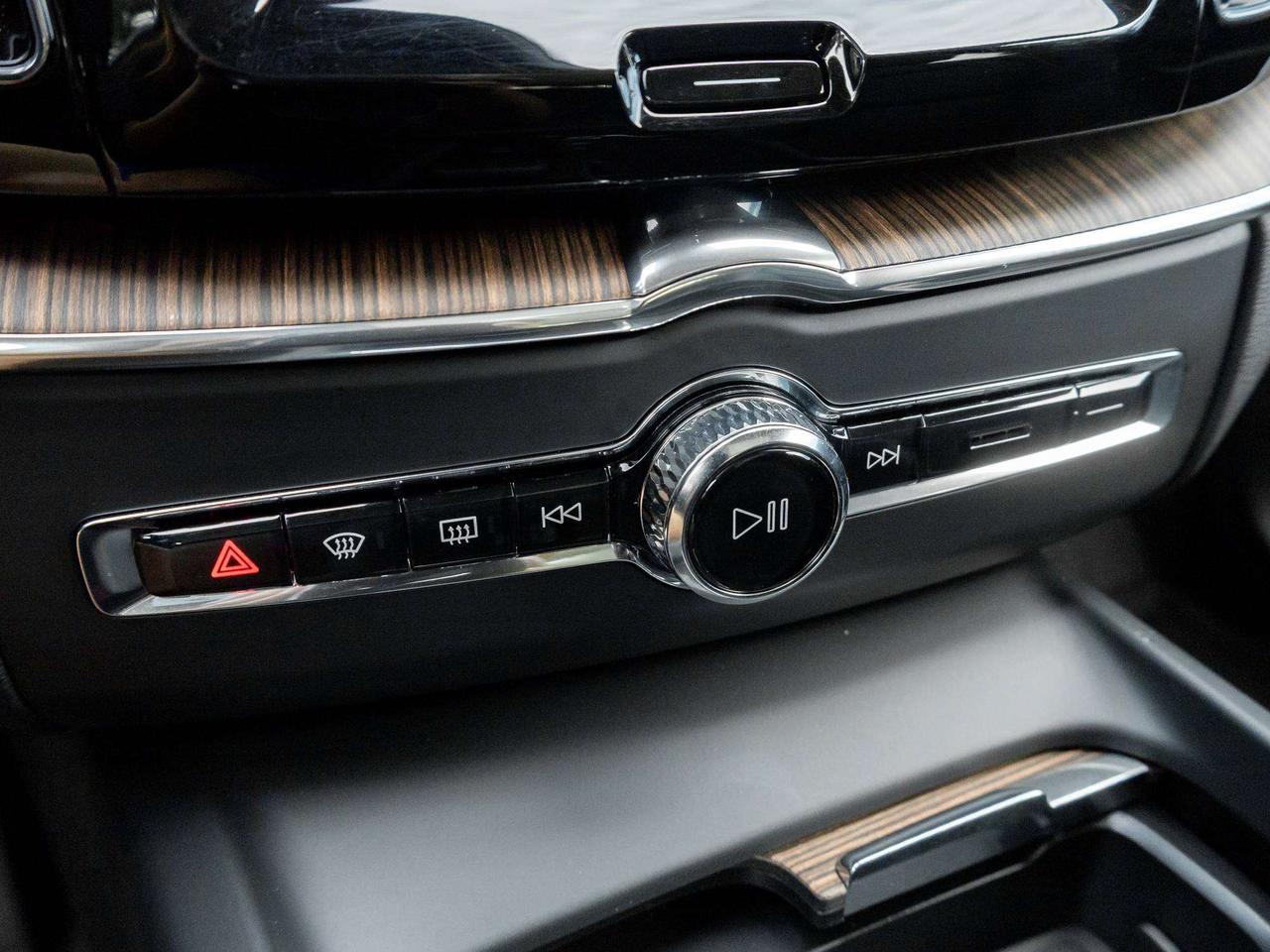 2023 Volvo XC60 PLUS DARK THEME^Harman Kardon^New Brakes Photo