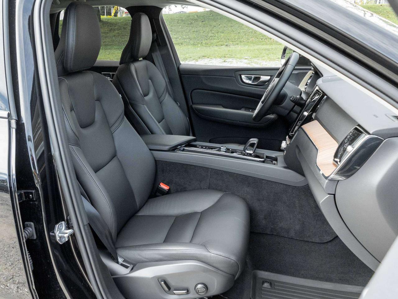 2023 Volvo XC60 PLUS DARK THEME^Harman Kardon^New Brakes Photo