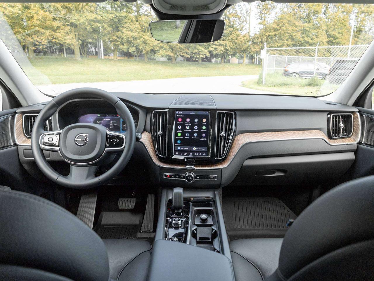 2023 Volvo XC60 PLUS DARK THEME^Harman Kardon^New Brakes Photo