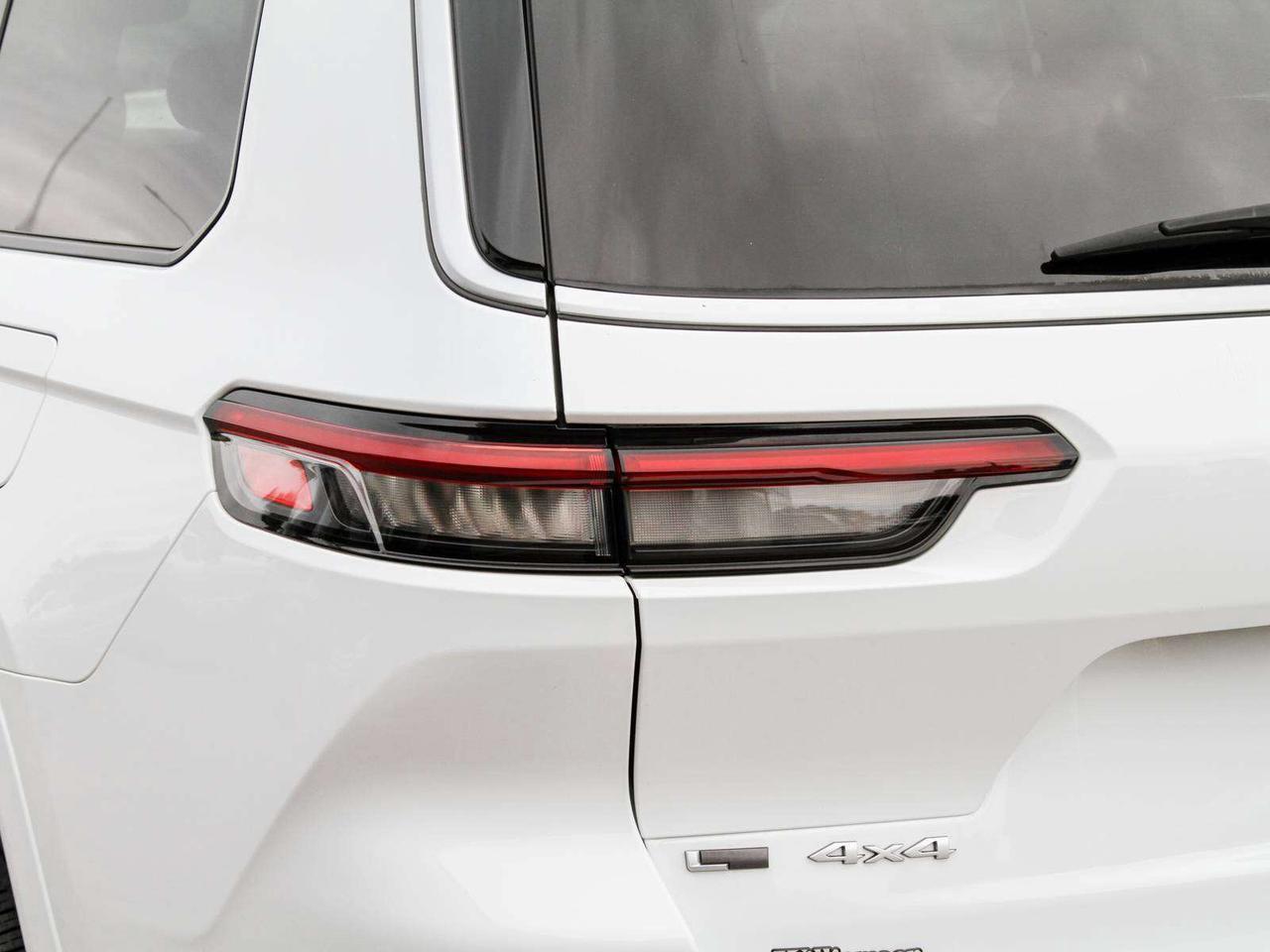 2023 Jeep Grand Cherokee L 4x4 Summit Photo