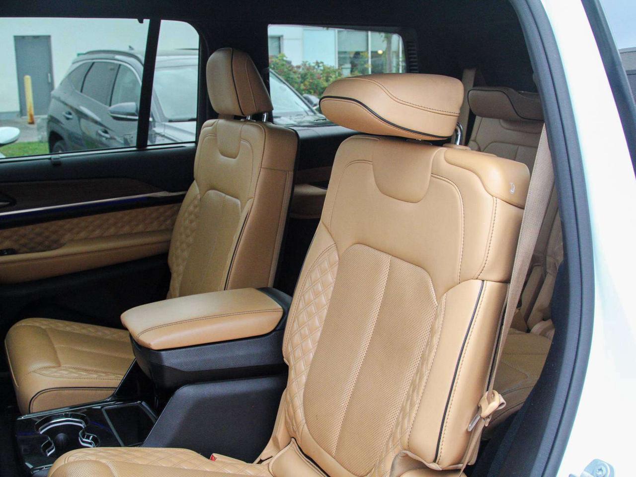 2023 Jeep Grand Cherokee L 4x4 Summit Photo