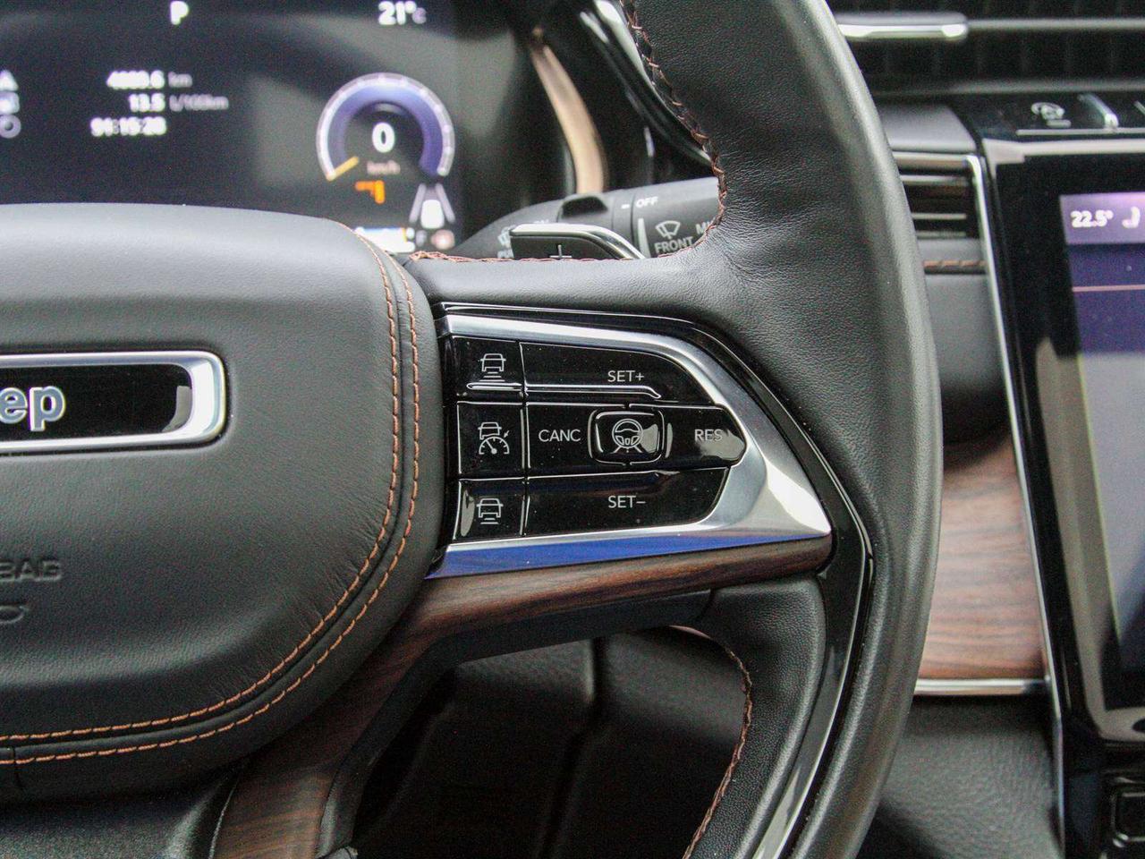 2023 Jeep Grand Cherokee L 4x4 Summit Photo