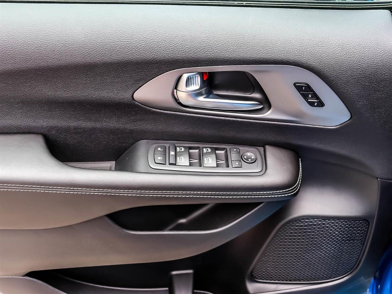 2027 Chrysler Pacifica Select FWD Photo4