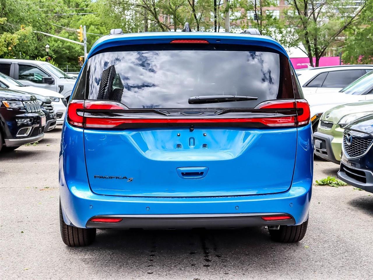 2027 Chrysler Pacifica Select FWD Photo2