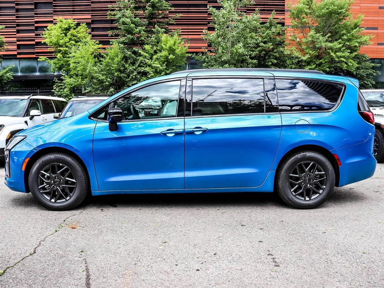 2027 Chrysler Pacifica Select FWD Photo