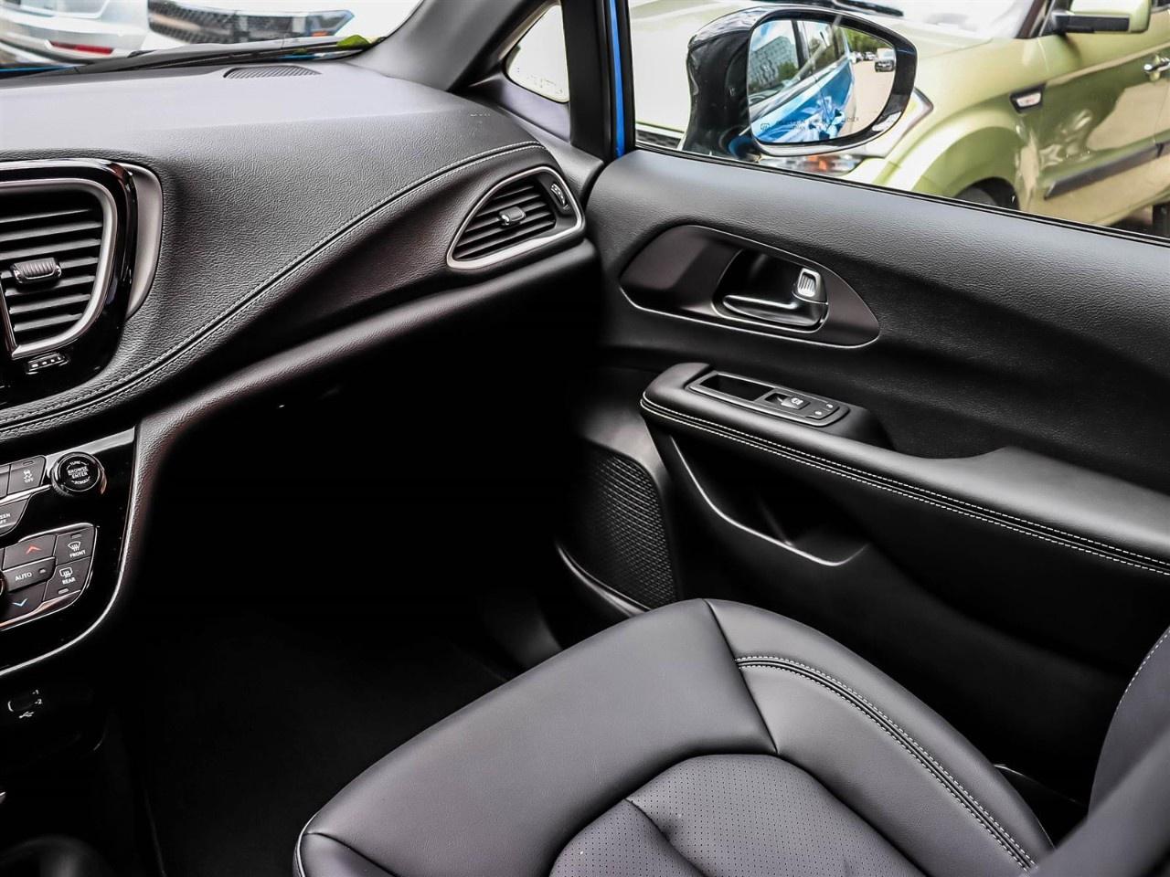 2027 Chrysler Pacifica Select FWD Photo