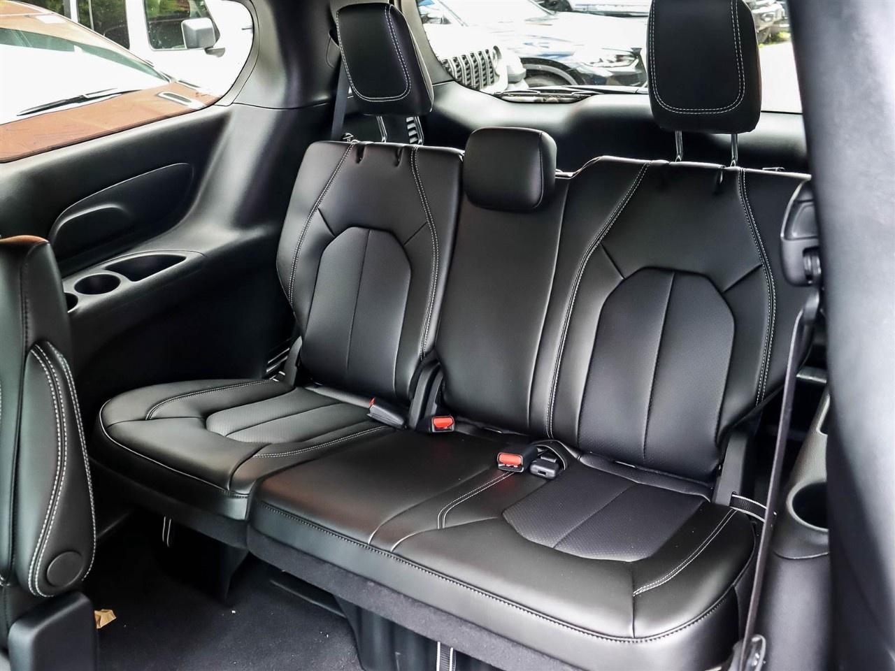 2027 Chrysler Pacifica Select FWD Photo