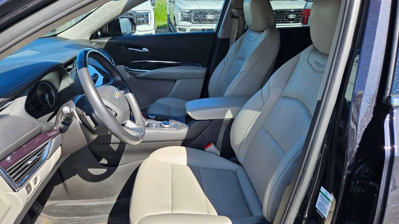 2023 Cadillac XT4 LUXURY   AWD   HEATED LEATHER Photo