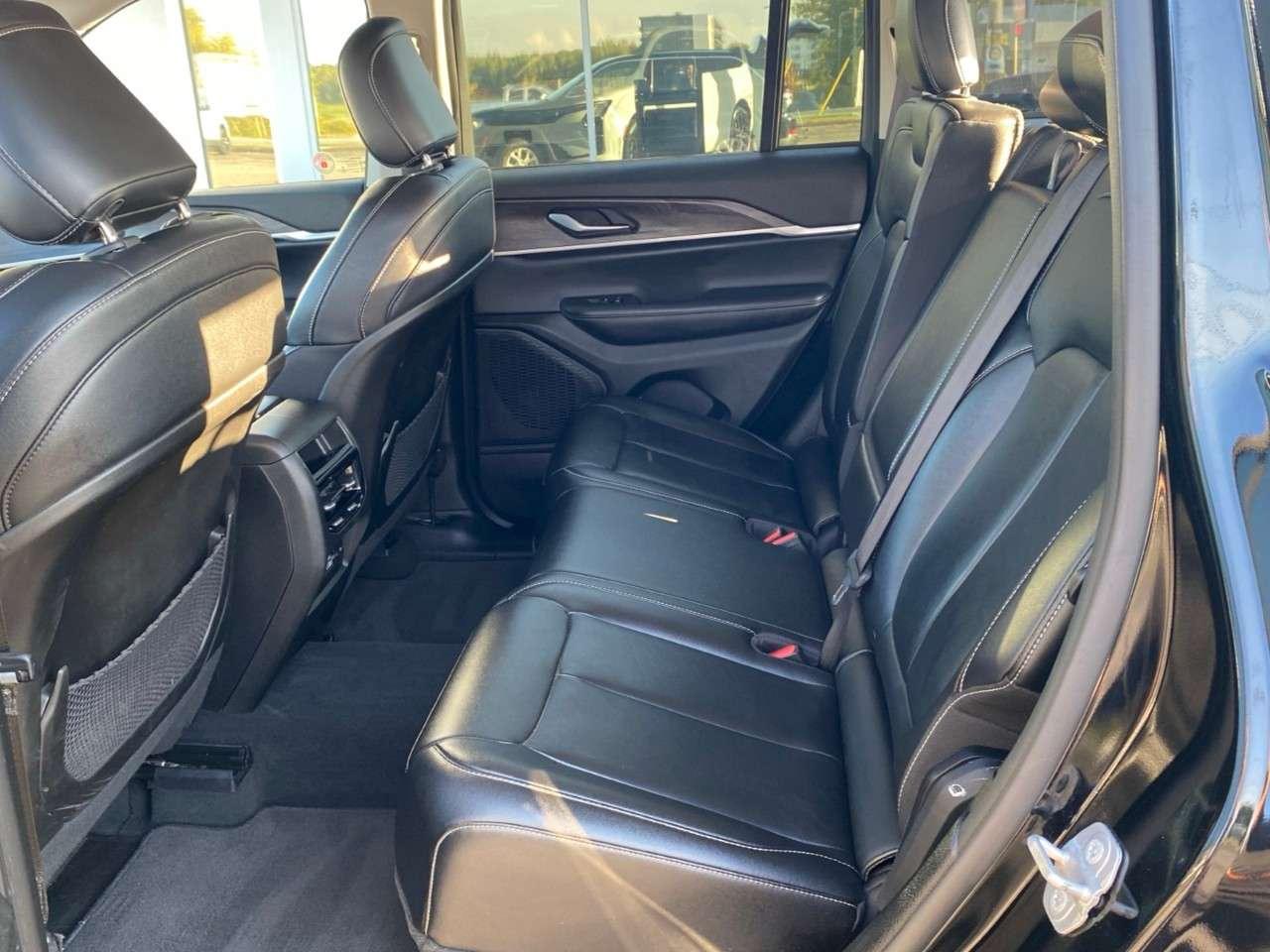 2023 Jeep Grand Cherokee LIMITED 4X4 Photo