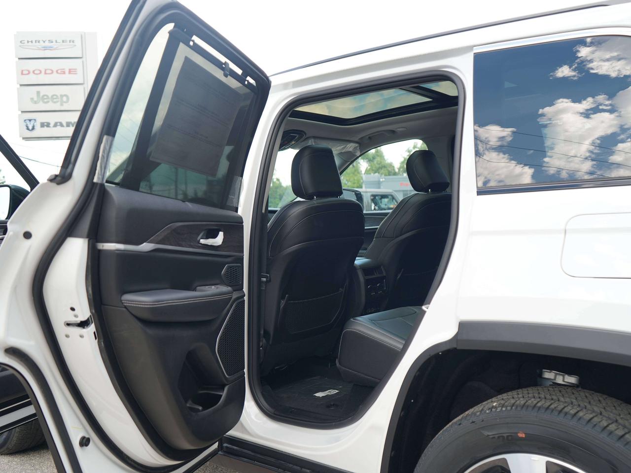 2023 Jeep Grand Cherokee LIMITED, 4XE, CARPLAY Photo